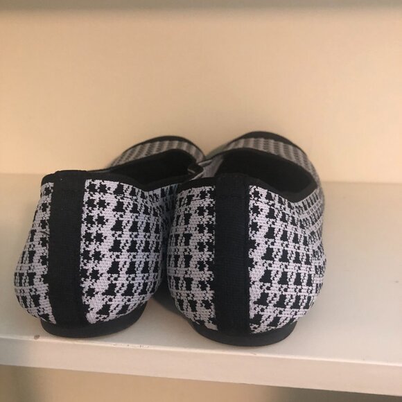 Comfort & Soft Gray and Black Houndstooth Plaid Flats - Size 11 - Picture 4 of 7